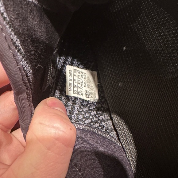 Yeezy “Carbon” Mens 9.5 with box - Picture 3 of 5
